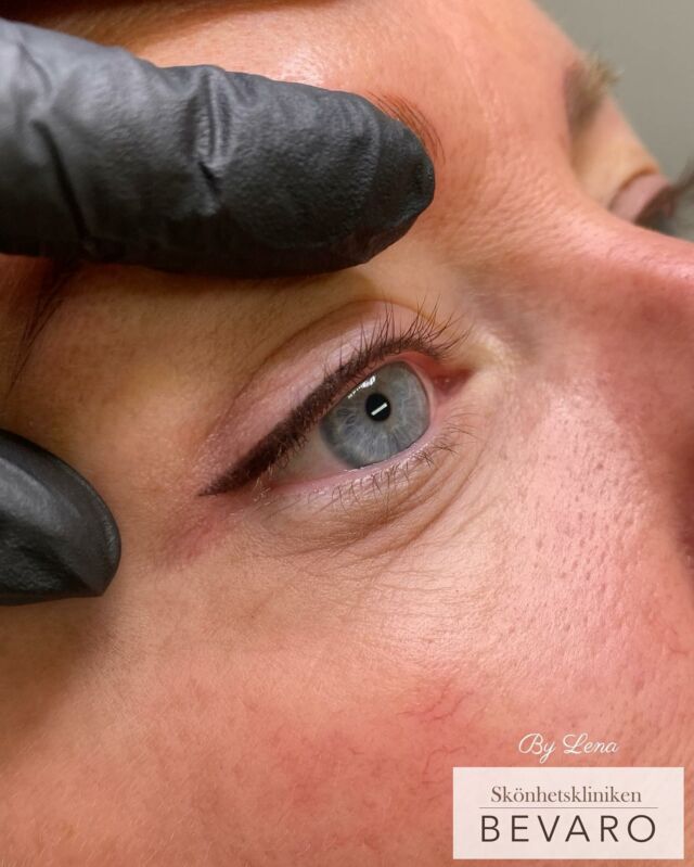 Rykande färsk tatuerad soft eyeliner🌸 
#kosmetiskpigmentering #pmu #permanentmakeup #micropigmentering #eyeliner #bryn #ögonbryn #3dögonbryn #3dbryn #digitalbladeteknik #shadebladeteknik #alopecia #bevaro #bevaropigments #bevarobrows #skönhetskliniken #lena_skonhetskliniken